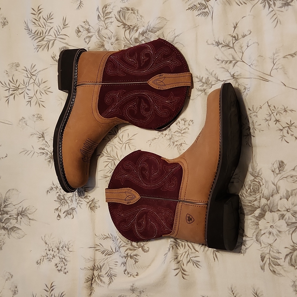 NWOT ARIAT BOOTS